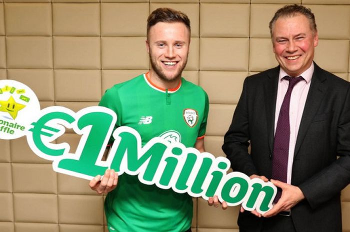 Pemain Preston North End, Kevin O'Connor (kiri), berfoto dengan perwakilan Irish National Lottrey saat menerima hadiah utama di Dublin, Republik Irlandia, pada Selasa (2/1/2018).