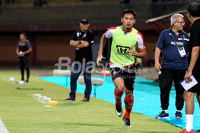 Pemain Madura United, Guntur Ariyadi memelakukan pemanasan sebelum menggantikan Fachruddin di babak pertama karena cedera saat melawan Perseru Serui laga pekan ke-16 Liga 1 2018 di Stadion Ratu Pamellingan Pamekasan, Jawa Timur, Selasa (16/07/2018) malam.