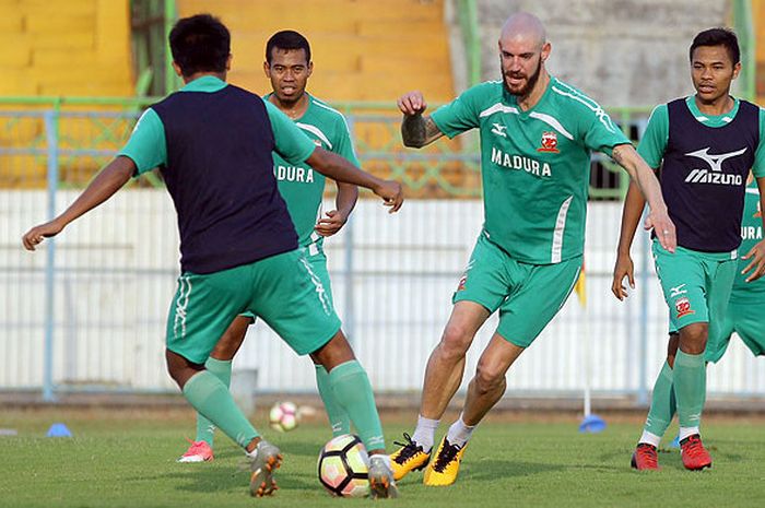 Aksi gelandang Madura United, Dane Milovanovic, saat mengikuti sesi latihan di Stadion Gelora Bangkalan, Jawa Timur, Rabu (06/09/2017) Sore.