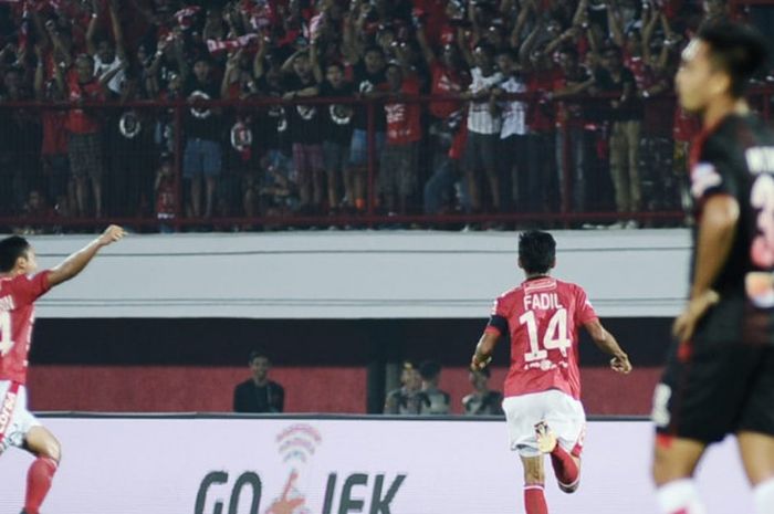 Gelandang Bali United, Fadhil Sausu (tengah), merayakan gol yang dicetaknya ke gawang Persipura di Stadion Kapten I Wayan Dipta, Gianyar, Sabtu (9/6/2018)