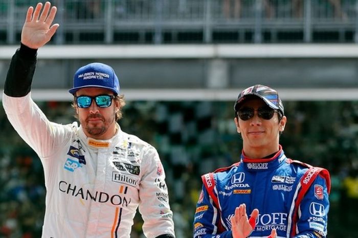 Pebalap McLaren-Honda-Andretti asal Spanyol, Fernando Alonso (kiri), melambai kepada penonton saat diperkenalkan sebelum balapan Indianapolis 500 (Indy 500) ke-101 di Indiana Motor Speedway, Minggu (28/5/2017).