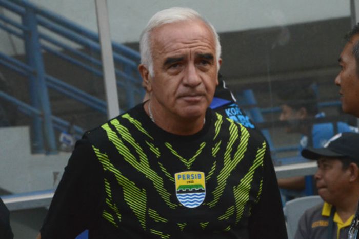 Pelatih Kepala Persib Bandung, Roberto Carlos Mario Gomez saat menghadapi Sriwijaya FC pada pekan ke-19 Liga 1 2018.