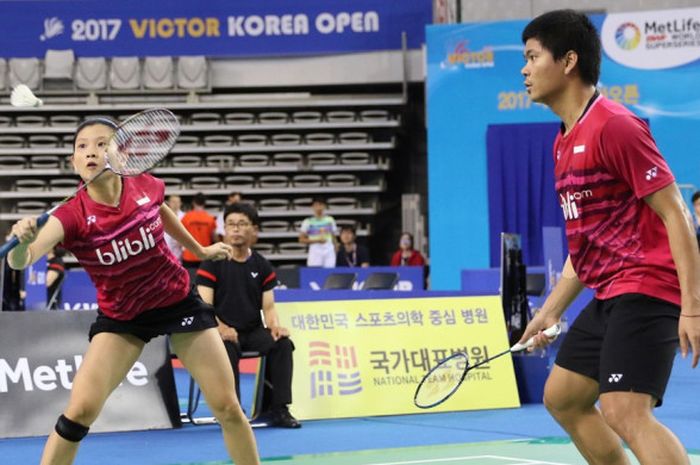 Pasangan ganda campuran Indonesia, Praveen Jordan/Debby Susanto, saat menjalani pertandingan melawan Bodin Isara/Savitree Amitrapai (Thailand) pada babak kedua turnamen Korea Terbuka di SK Handball Stadium, Seoul, Kamis (14/9/2017).