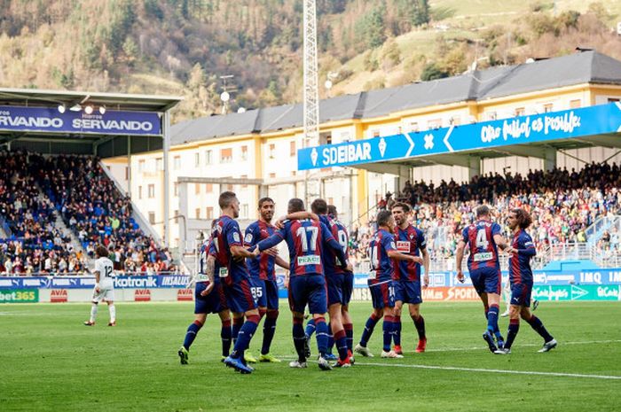 Pemain Eibar Kike Garcia, merayakan gol melawan Real Madrid dalam pekan ke-13 Liga Spanyol, di Stadion Municipal de Ipurua, Eibar, Sabtu (24/11/2018) malam WIB.