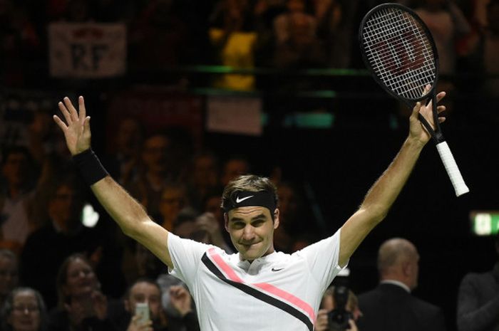 Reaksi petenis putra asal Swiss, Roger Federer, setelah memenangi laga perempat final turnamen Rotterdam Open 2018 atas Robin Haase, Jumat (16/2/2018). Melalui kemenangan itu, Federer tak cuma menembus semifinal, tetapi juga kembali menjadi petenis nomor satu dunia.