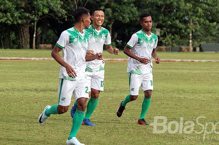 Frets Butuan, Jajang Sukmara, dan M. Alwi saat mengikuti latihan tim.