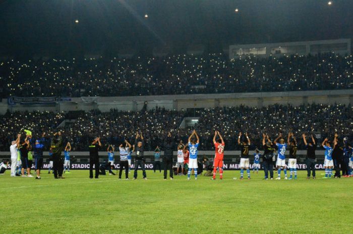  Para pemain Persib Bandung sedang melakukan viking clap selepas meraih kemenangan dari Sriwijaya FC. Sabtu (4/8/2018). 