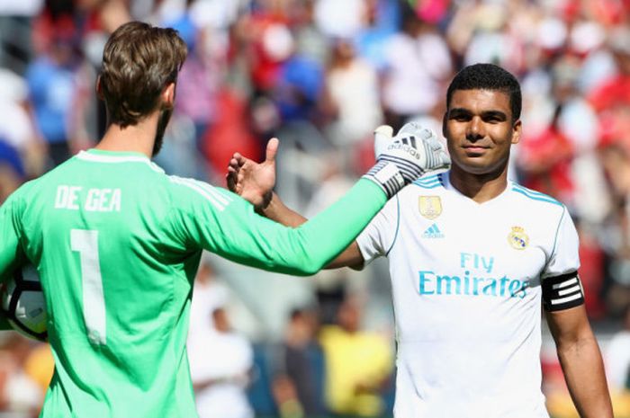 Gelandang Real Madrid, Casemiro, memberikan selamat kepada kiper Manchester United, David De Gea, seusai laga International Champions Cup di Levi's Stadium, Santa Clara, Amerika Serikat, Minggu (23/7/2017).