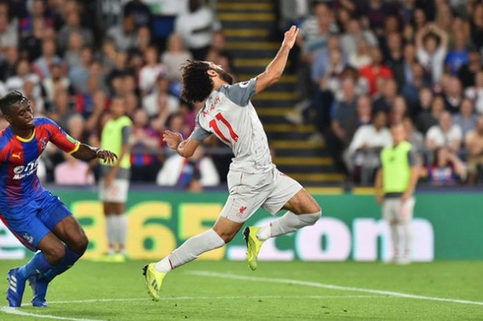  Penyerang Liverpool FC, Mohamed Salah (kanan), dijatuhkan oleh bek Crystal Palace, Aaron Wan-Bissaka, dalam laga Liga Inggris di Stadion Selhurst Park, London pada 20 Agustus 2018. 