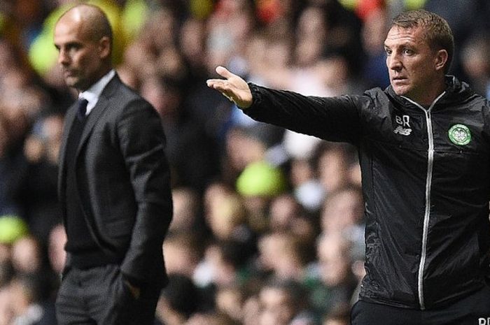 Manajer Celtic FC, Brendan Rodgers (kanan), bersebelahan dengan Josep Guardiola dari Manchester City sedang memberikan instruksi kepada pemain dalam partai Liga Champions di Celtic Park, Glasgow, 28 September 2016.