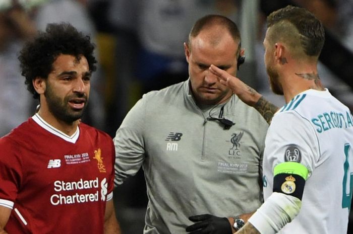 Bek Real Madrid, Sergio Ramos (kanan), menghampiri pemain Liverpool FC, Mohamed Salah, dalam laga final Liga Champions di Stadion NSC Olimpiyskiy, Kiev, Ukraina pada 26 Mei 2018.