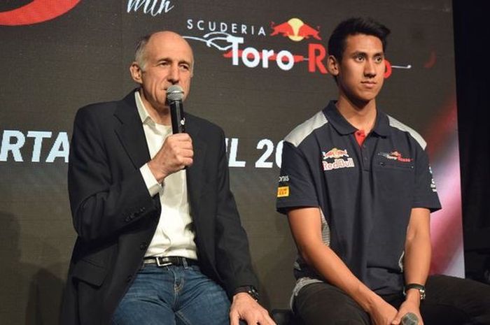 Pebalap Indonesia, Sean Gelael (kanan), dan Tean Principal Toro Rosso Franz Tost, berada di pangung pada acara Paddock Party di Jakarta, Kamis (18/4/2017).