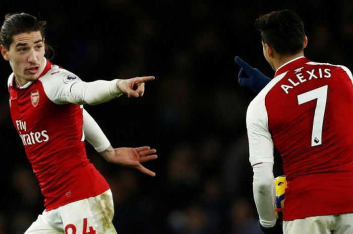 Bek kanan Arsenal, Hector Bellerin (kiri), merayakan golnya bersama Alexis Sanchez dalam laga Liga Inggris kontra Chelsea di Stadion Emirates, London, pada 3 Januari 2018.