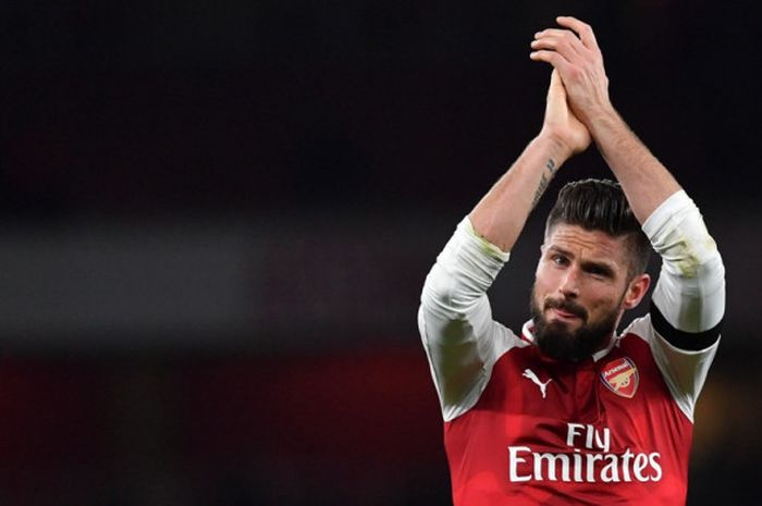 Striker Arsenal, Olivier Giroud, bertepuk tangan untuk penggemar seusai laga Liga Inggris kontra Huddersfield Town di Stadion Emirates, London, pada 29 November 2017.