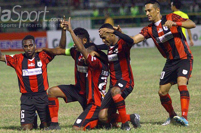 Pemain pemain Persipura melakukan selebrasi gol ke empat yang dicetak Prisca Wonsiwor ke gawang Persegres, dalam laga lanjutan Liga 1, Senin (14/8/2017).