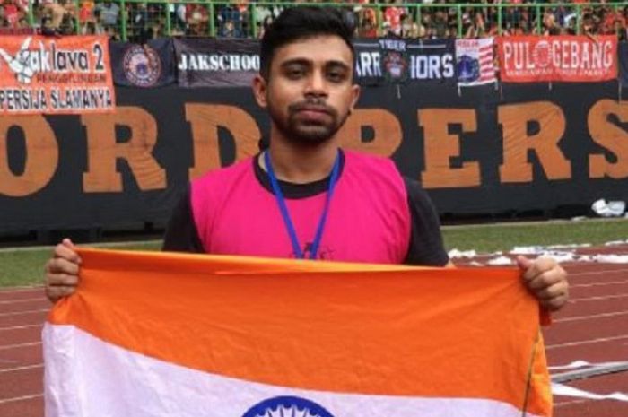 Pecinta sepak bola asal India, Debanjan Banerjee, menyaksikan langsung laga Persija Jakarta kontra PSM Makassar di Stadion Patriot Chandrabhaga, Bekasi, Selasa (15/8/2017)