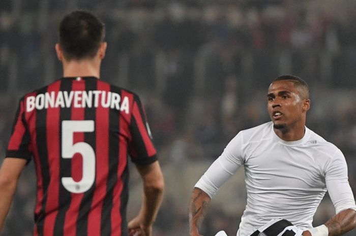 Pemain sayap Juventus, Douglas Costa (kanan), merayakan gol yang dicetak ke gawang AC Milan dalam laga final Coppa Italia di Stadion Olimpico, Roma pada 9 Mei 2018.