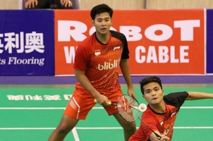 Pasangan ganda putra Indonesia, Angga Pratama/Ricky Karanda Suwardi, mengembalikan kok dari Takeshi Kamura/Keigo Sonoda (Jepang). Angga/Ricky menang dengan 22-20, 12-21, 21-14 pada partai pertama babak perempat final Kejuaraan Asia Beregu yang berlangsung di Nguyen Du Cultural Sport Club, Ho Chi Minh City, Vietnam, Jumat (17/2/2017).