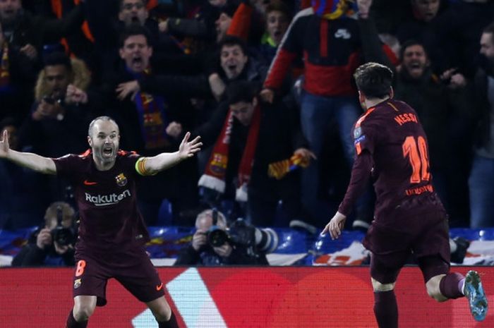  Megabintang FC Barcelona, Lionel Messi (kanan), merayakan golnya bersama Andres Iniesta dalam laga leg pertama babak 16 besar Liga Champions kontra Chelsea di Stadion Stamford Bridge, London, Inggris, pada 20 Februari 2018. 