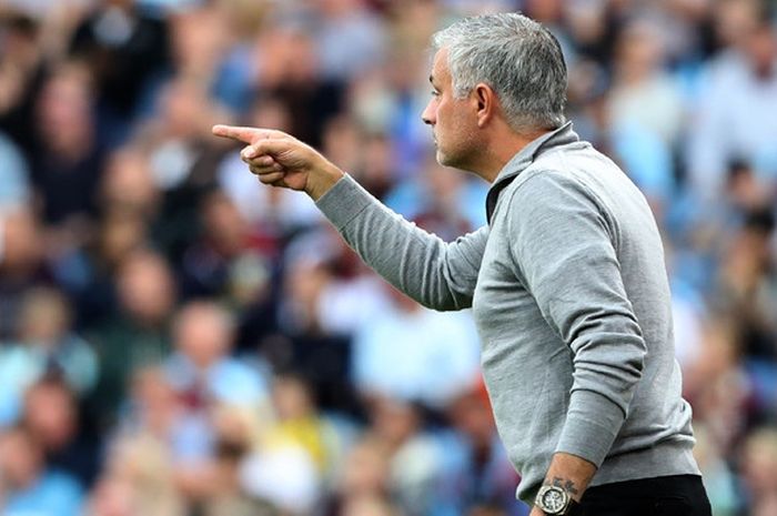 Ekspresi pelatih Manchester United, Jose Mourinho, dalam laga Liga Inggris kontra Burnley di Stadion Turf Moor, Burnley pada 2 September 2018.