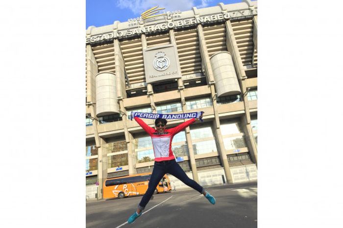 Pelari gawang Indonesia, Dedeh Erawati, mengangkat syal Persib Bandung sambil berfoto di depan Santiago Bernabeu, Senin (17/9).