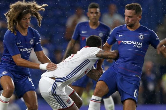 Penyerang Lyon, Memphis Depay (tengah), dikawal ketat oleh dua pemain Chelsea, Ethan Ampadu (kiri) dan Danny Drinkwater, dalam partai International Champions Cup di Stamford Bridge , London, 7 Agustus 2018.