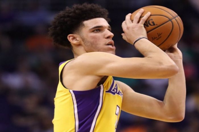 Pemain LA Lakers, Lonzo Ball, saat tampil pada pertandingan lanjutan NBA melawan Phoenix Suns, Jumat (20/10/2017).