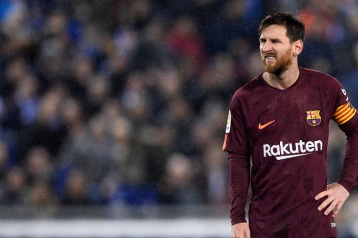 Ekspresi megabintang FC Barcelona, Lionel Messi, seusai gagal mengeksekusi penalti dalam laga leg pertama perempat final Copa del Rey kontra Espanyol di Stadion Cornella-El Prat, Barcelona, Spanyol, pada 17 Januari 2018.