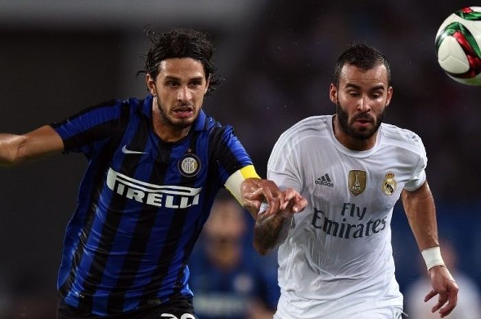 Pemain belakang Inter Milan, Andrea Ranocchia (kiri), dan striker Real Madrid, Jese Rodriguez, mengejar bola pada partai International Champions Cup di Guangzhou, 27 Juli 2015. 