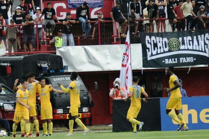 Selebrasi pemain Thanh Hoa, Ryutaro Karube, seusai mencetak gol ke gawang Bali United, Rabu (7/3/2018). 