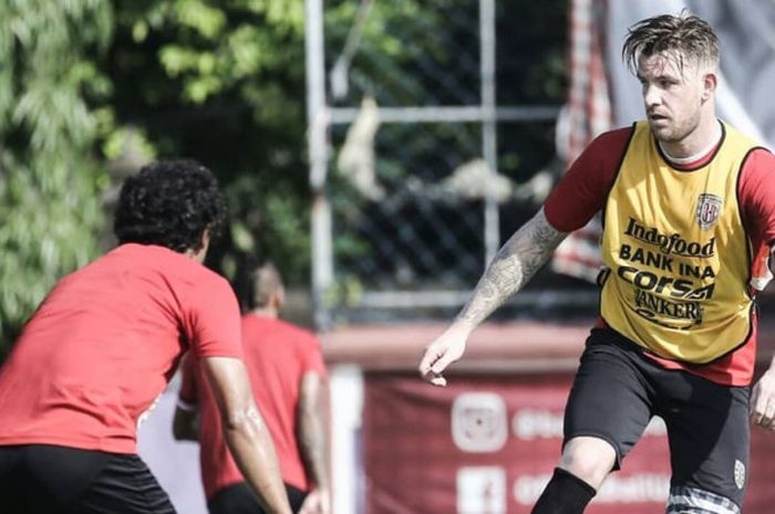 Kevin Brands (kiri) saat pertama kali mengikuti sesi latihan dengan Bali United di lapangan Banteng, Seminyak, Bali, Jumat (15/12/2017).