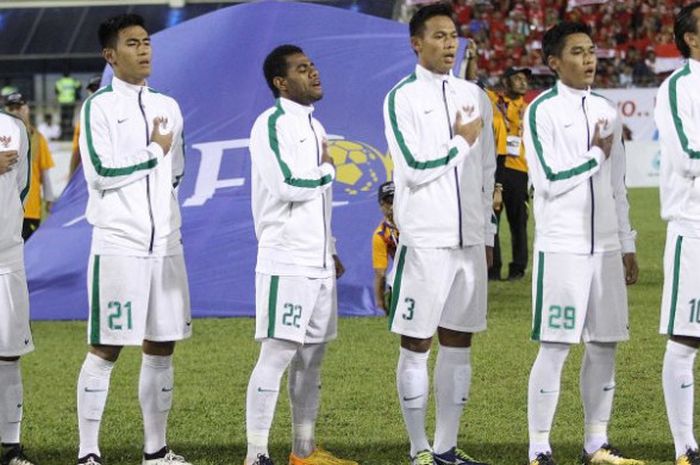 Bek timnas U-22 Indonesia, I Putu Gede Juni Antara (kiri) bersama pemain skuat Garuda Muda lainnya menyanyikan lagu Indonesia Raya sebelum laga kontra Vietnam pada partai keempat Grup B SEA Games 2017 di Stadion MP Selayang, Selangor, 22 Agustus 2017. 