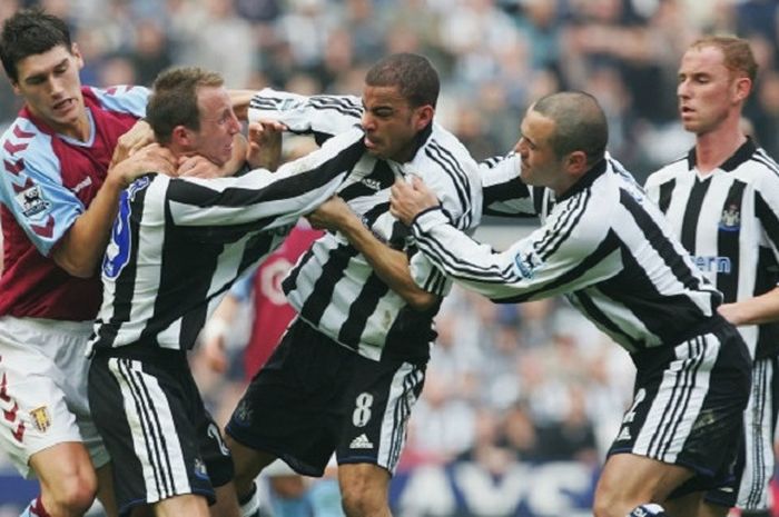 Dua pemain Newcastele United, Lee Bowyer dan Kieron Dyer, berkelahi di laga melawan Aston Villa di Stadio Saint James Park, pada 2 April 2005.