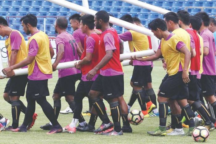 Skuat Sriwijaya FC saat latihan di Stadion Bumi Sriwijaya, Palembang