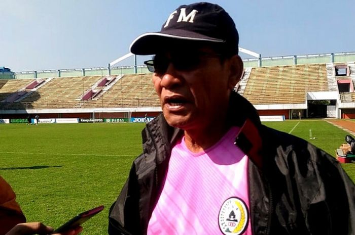 Pelatih PSS Sleman Freddy Muli saat Uji Coba Lapangan Stadion Maguwoharjo