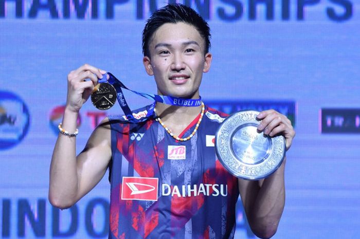 Pebulu tangkis tunggal putra asal Jepang, Kento Momota, berpose di atas podium kampiun dengan medali emas yang dia raih sebagai juara turnamen Blibli Indonesia Open 2018 di Istora Senayan, Jakarta, Minggu (8/7/2018).