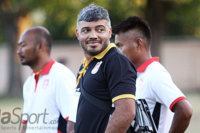 Manajer PS Mojokerto Putra, Danilo Fernando mendampingi timnya di tepi lapangan usai pertandingan kontra Persida Sidoarjo, Minggu (13/8/2017).