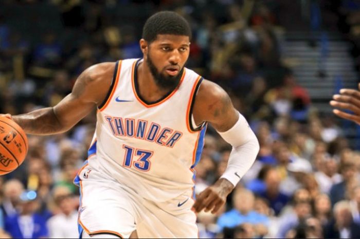 Pemain Oklahoma City Thunder, Paul George, saat menghadapi New Orleans Pelicans pada laga preseason NBA yang digelar, Jumat (6/10/2017) waktu Amerika Serikat.