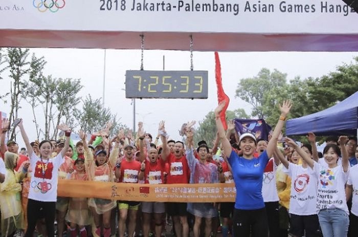 Peserta Asian Games 2018 OCA Fun Run digelar di Binjiang Greenway, China, Sabtu (19/5/2018).