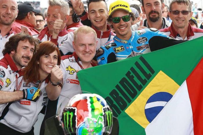 Franco Morbidelli membentangkan kombinasi bendera Brasil dan Italia saat merayakan podium.