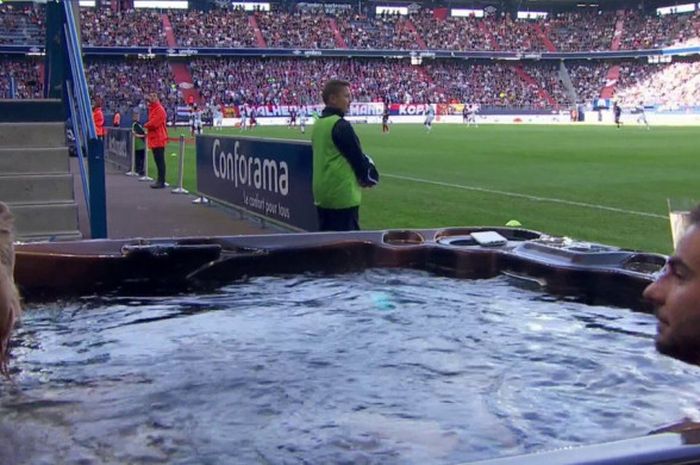 Klub sepak bola Perancis, SM Caen menyediakan fasilitas hot tub untuk pentonton VIP.