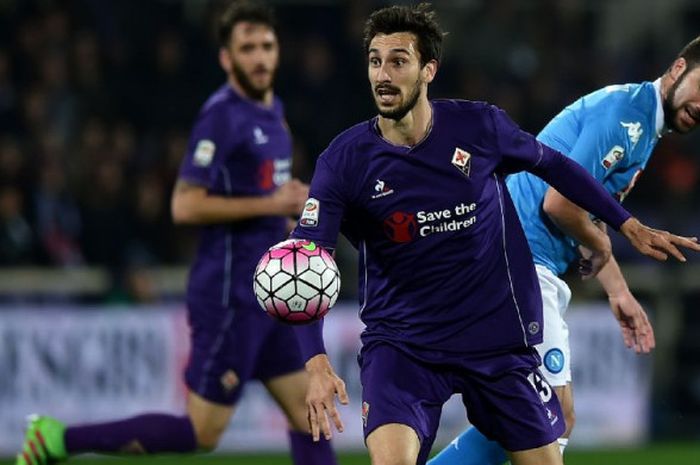 Bek Fiorentina, Davide Astori, mengontrol bola pada laga Liga Italia kontra Napoli di Stadion Artemio Franchi, Florence, pada 29 Februari 2016.  Astori ditemukan meninggal dunia pada Minggu (4/3/2018).