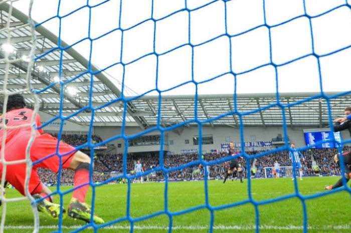 Kiper Arsenal, Petr Cech, gagal membendung tendangan pemain Brighton & Hove Albion dalam partai Liga Inggris di The American Express Community Stadium, Minggu (4/3/2018)