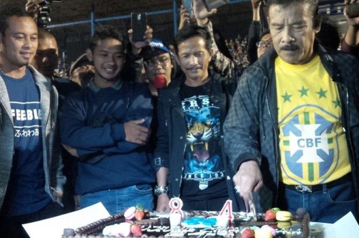  Pelatih Persib Bandung, Djadjang Nurdjaman (ketiga dari kanan), dalam acara syukuran ulang tahun ke-84 Persib di Stadion Persib, Bandung, pada Senin (13/3/2017). 