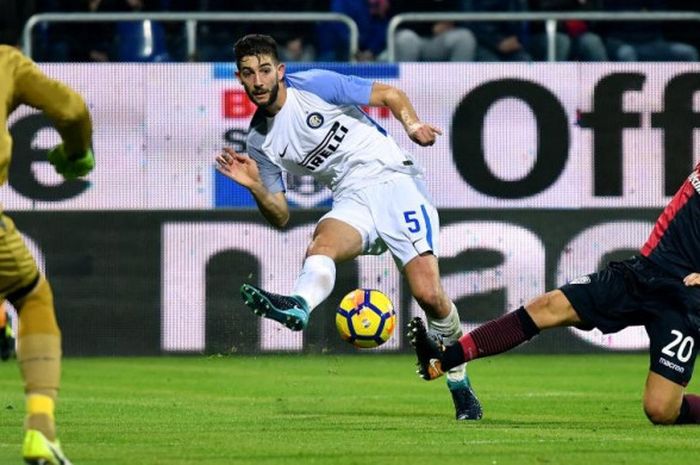 Roberto Gagliardini melepaskan tembakan ke kotak penalti dalam laga Liga Italia antara Cagliari versus Inter Milan di Sardegna Arena, Cagliari, 25 November 2017.