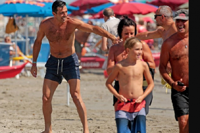 Gianluigi Vuffon saat berada di Pantai Riviera, Italia.