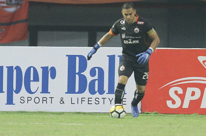 Kiper Persija Jakarta Andritany Ardhiyasa bersiap-siap untuk menendang  bola dalam duel Liga 1 2018 kontra Barito Putera di Stadion Patriot, Kota Bekasi, Selasa (30/10/2018) sore WIB.