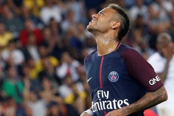 Reaksi striker Paris Saint-Germain, Neymar, dalam laga Liga Prancis kontra Saint-Etienne di Stadion Parc des Princes, Paris, pada 25 Agustus 2017.