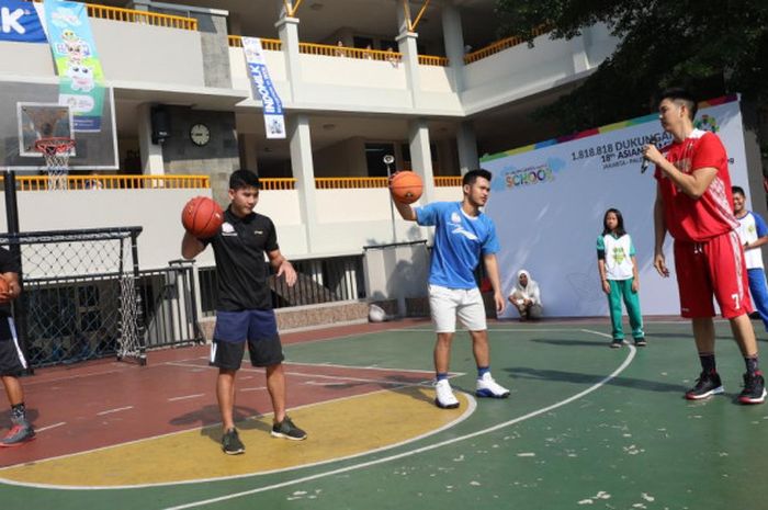 Rony Gunawan (kanan) dan sejumlah pebasket berkunjung ke SD Bakti Mulia 400 yang terletak di kawasan Pondok Indah, Jakarta Selatan, Senin (7/5/2018).