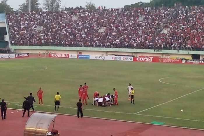 Kapten Persis Solo, M Wahyu harus mendapatkan bantuan pernapasan ketika melawan PSPS Riau, Minggu (29/4/2018)